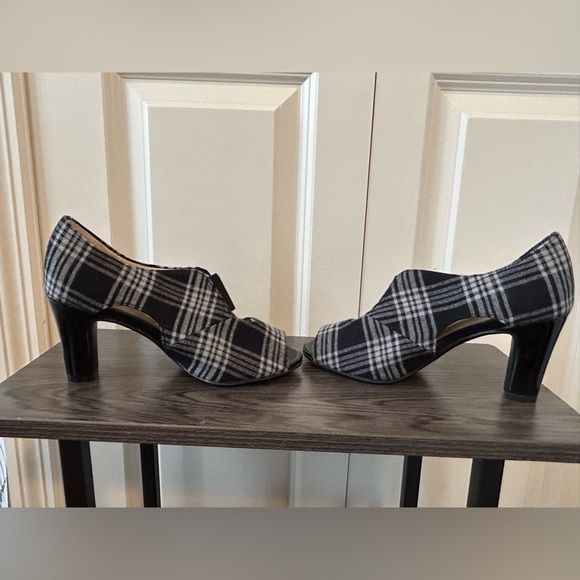 Size 5 Lifestride heels - never worn - Picture 4 of 4